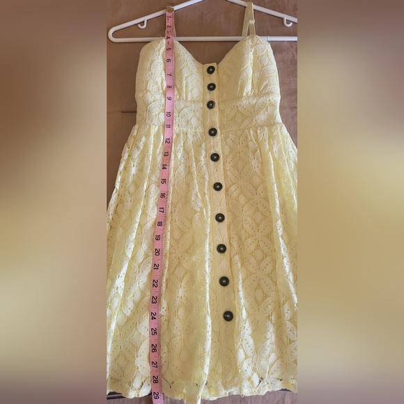 Yellow dress - Picture 4 of 6